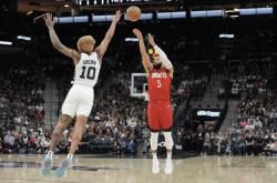 开云体育-包含独行侠碾压76人，范弗利特高光表现的词条