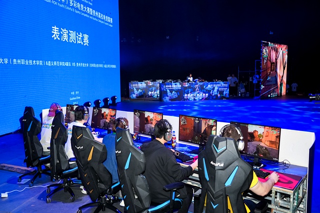 精英对决现场热血激荡,运动员精神不减 精英对决现场热血激荡,运动员精神不减