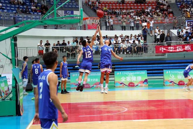 体育比赛战况激烈,多位选手争先恐后冲刺 体育比赛战况激烈,多位选手争先恐后冲刺