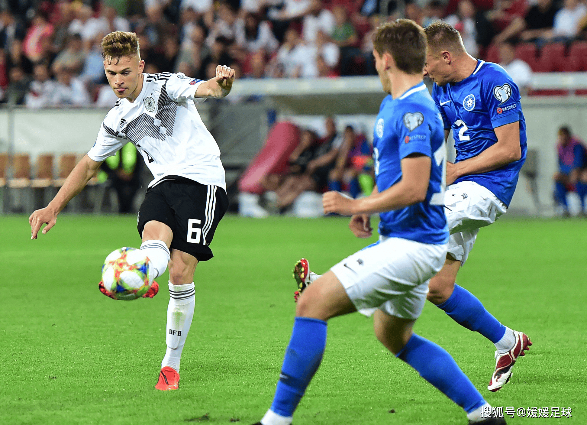 包含火热比赛！职业足球联赛迎来精彩对决的词条