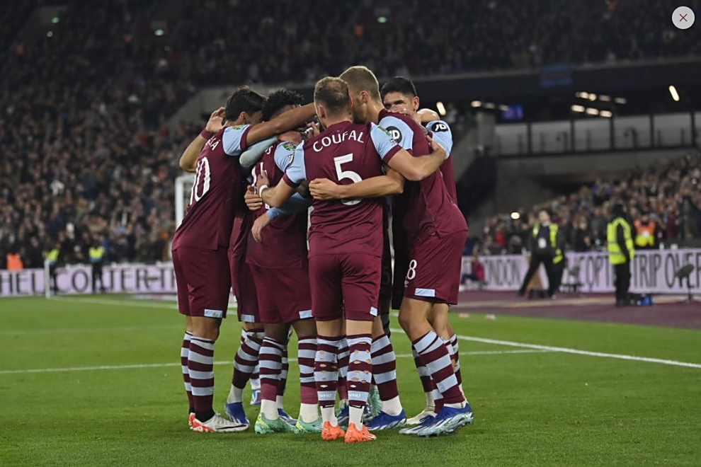 斯旺西主场淘汰曼联,卫冕冠军肆意欢庆的简单介绍 斯旺西主场淘汰曼联,卫冕冠军肆意欢庆的简单介绍