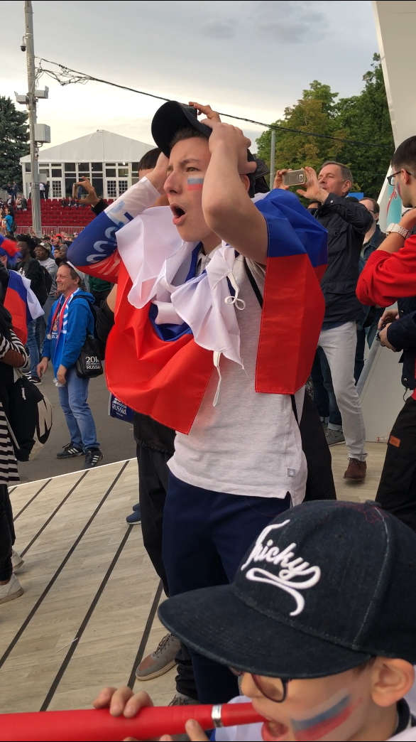 俄罗斯队获得团体冠军，队员激动落泪